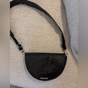 Sleek Black Croc-Embossed Crossbody Bag